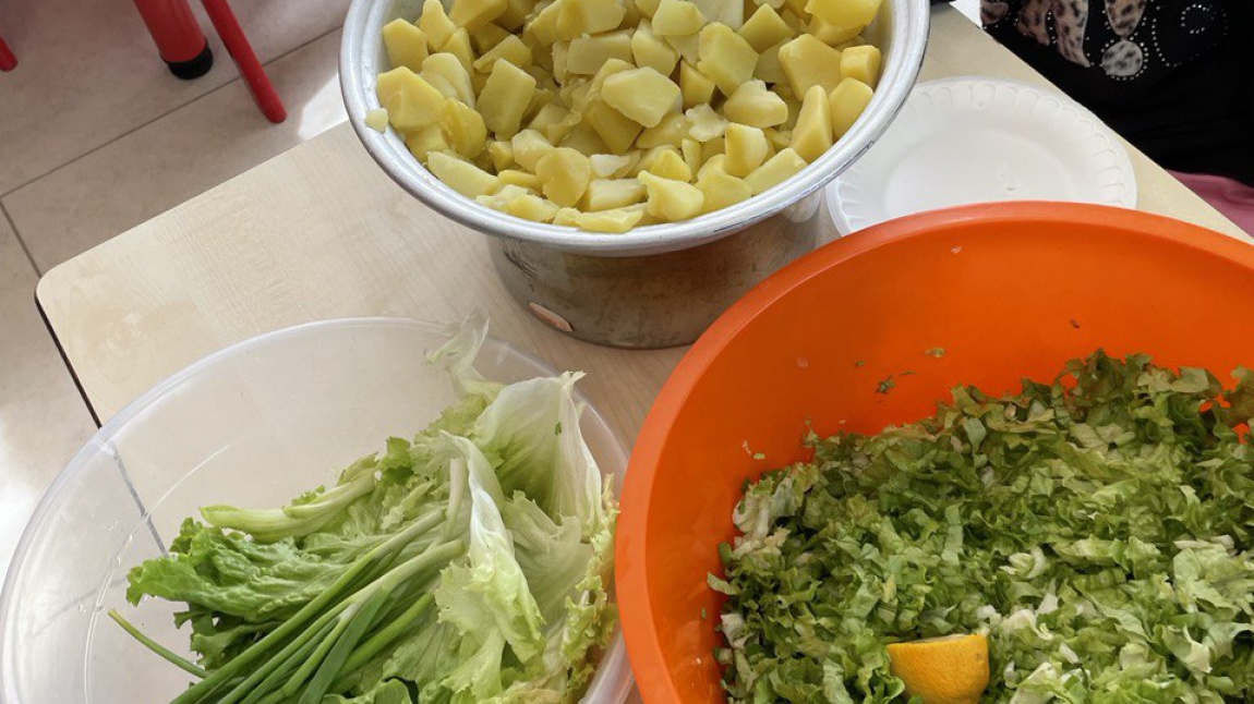 Okulumuzda uygulanan LET THE SEEDS BE OUR HOPES (TOHUMLAR UMUDUMUZ OLSUN)e-Twining Projesi Sonunda Elde Ettiğimşiz Ürünleri Patates Salatası Yaptık.